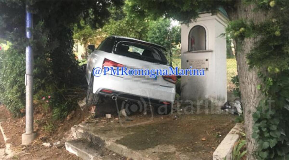 Auto fuori controllo, decolla e 'vede' la Madonna. Incidente spettacolare a Misano Monte - 