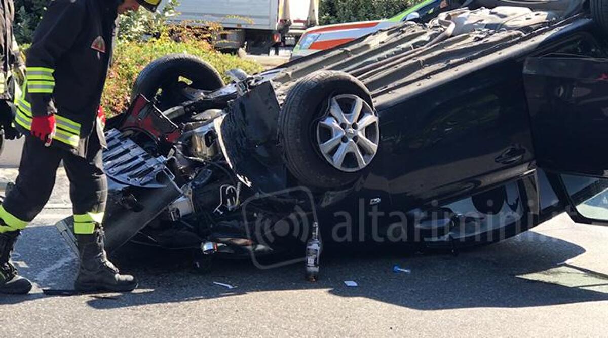 VIDEO: terribile schianto in centro a Rimini, auto va dritta in rotonda e si ribalta. Famiglia in ospedale - 