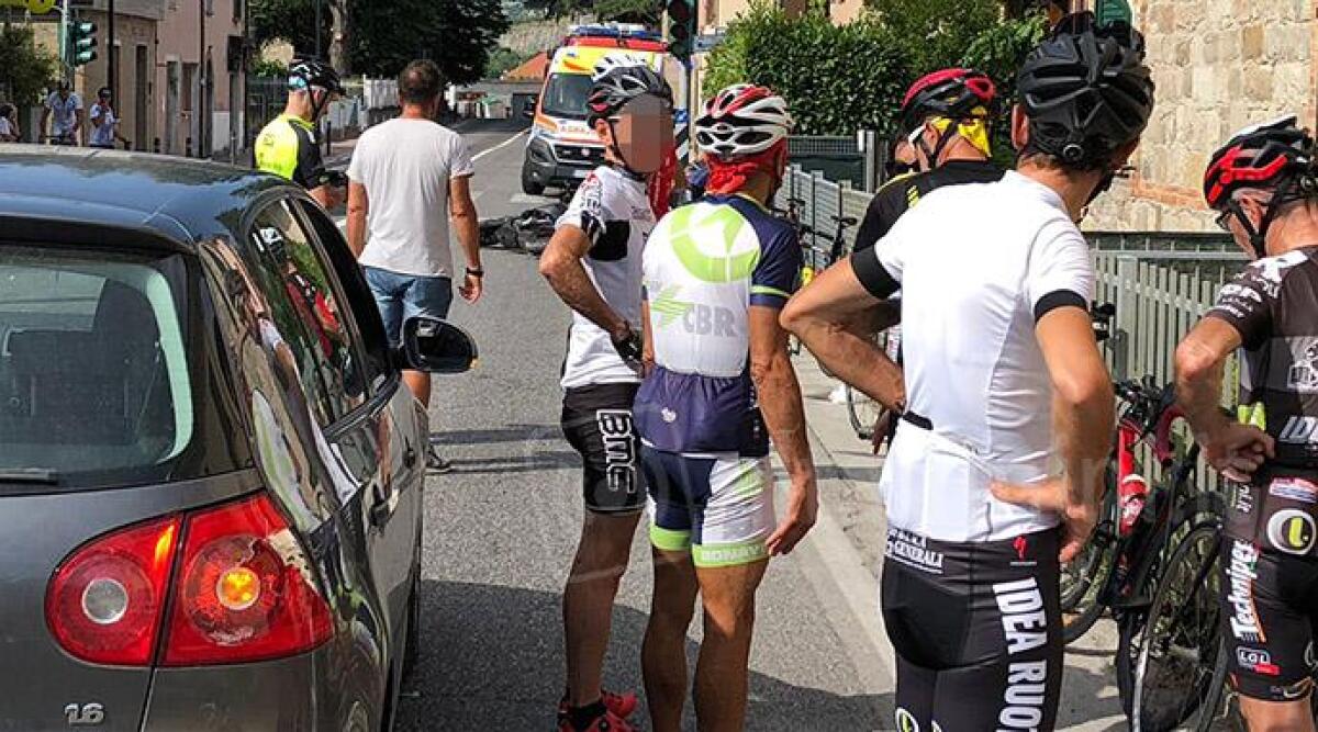 FOTO: moto in corsa piomba su un gruppo di ciclisti, due feriti a terra. Uno grave, interviene elisoccorso - 