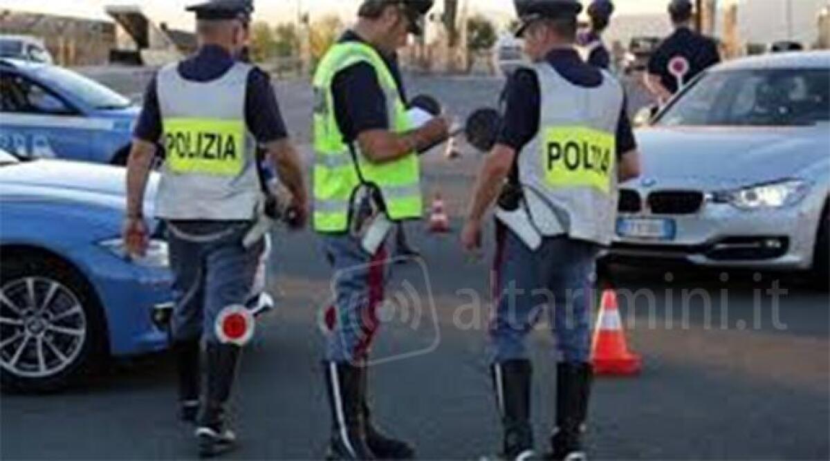 Pizzicato un mini van abusivo, il viaggio bloccato dalla Stradale. Salta la festa a Riccione - 