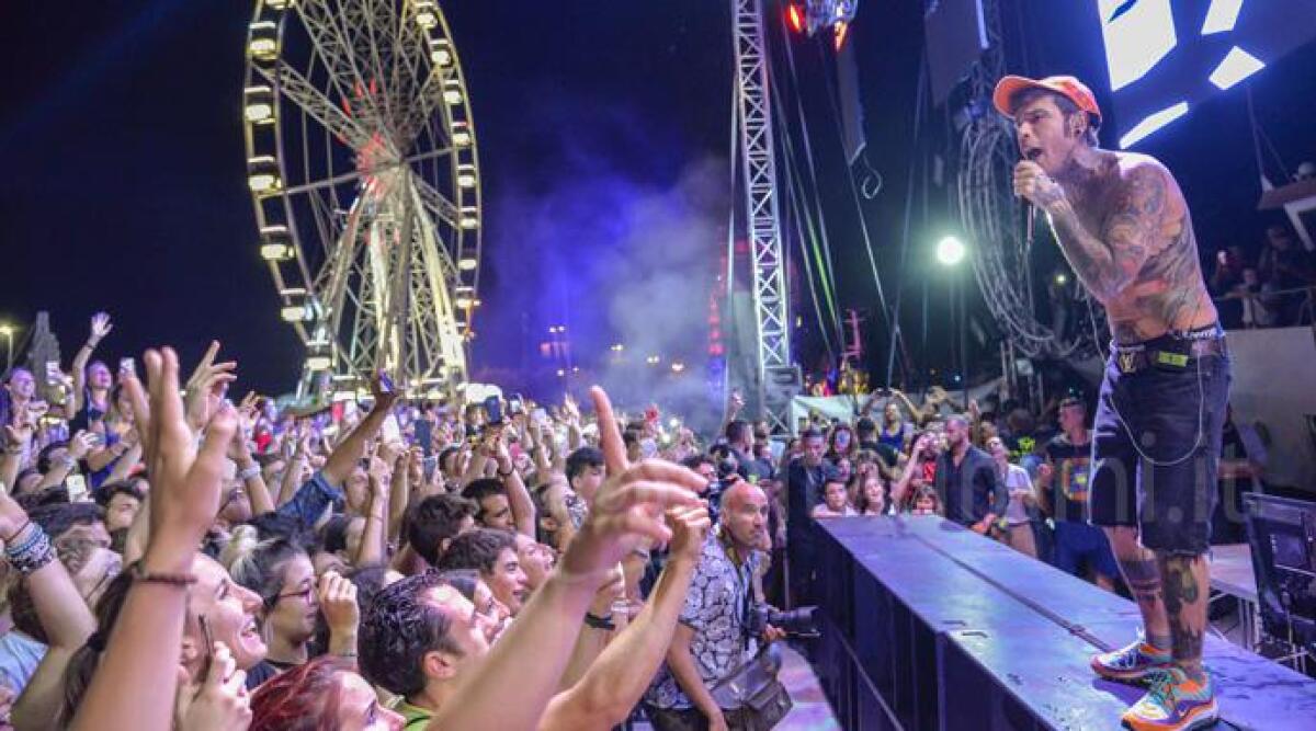Fedez accende la Molo Street Parade: 'Rimini, pubblico incredibile!'. Dodici ore di festa per 200mila persone - 