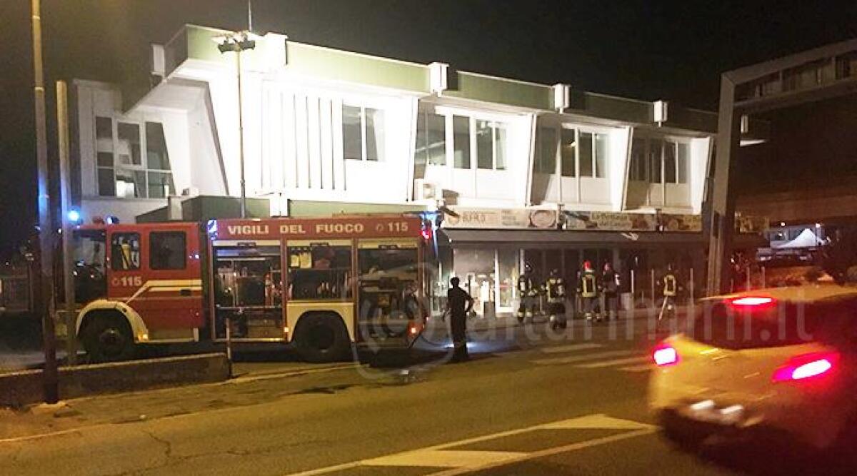 Incendio nella notte alla Bottega del Casaro in via Marecchiese, ingenti danni - 