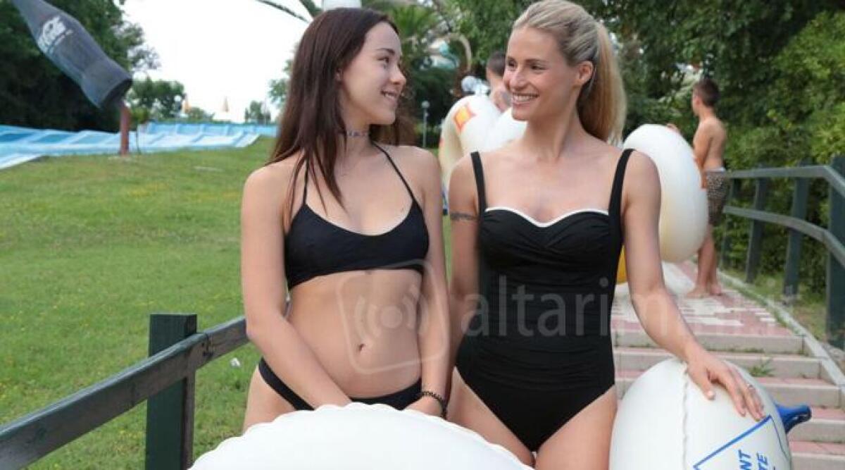 FOTO: Michelle Hunziker e Aurora Ramazzotti ad Aquafan, per le showgirls divertimento sugli scivoli - 