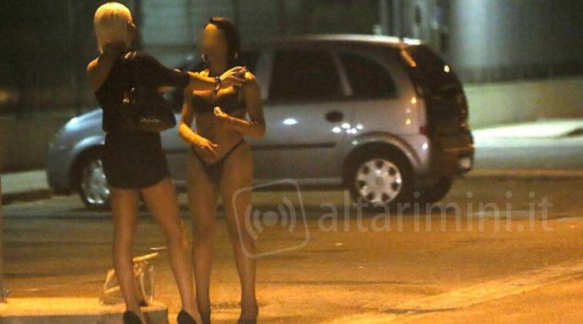 Prostitute e transessuali nel mirino della Polizia di Rimini, serrati controlli notturni sul lungomare - 