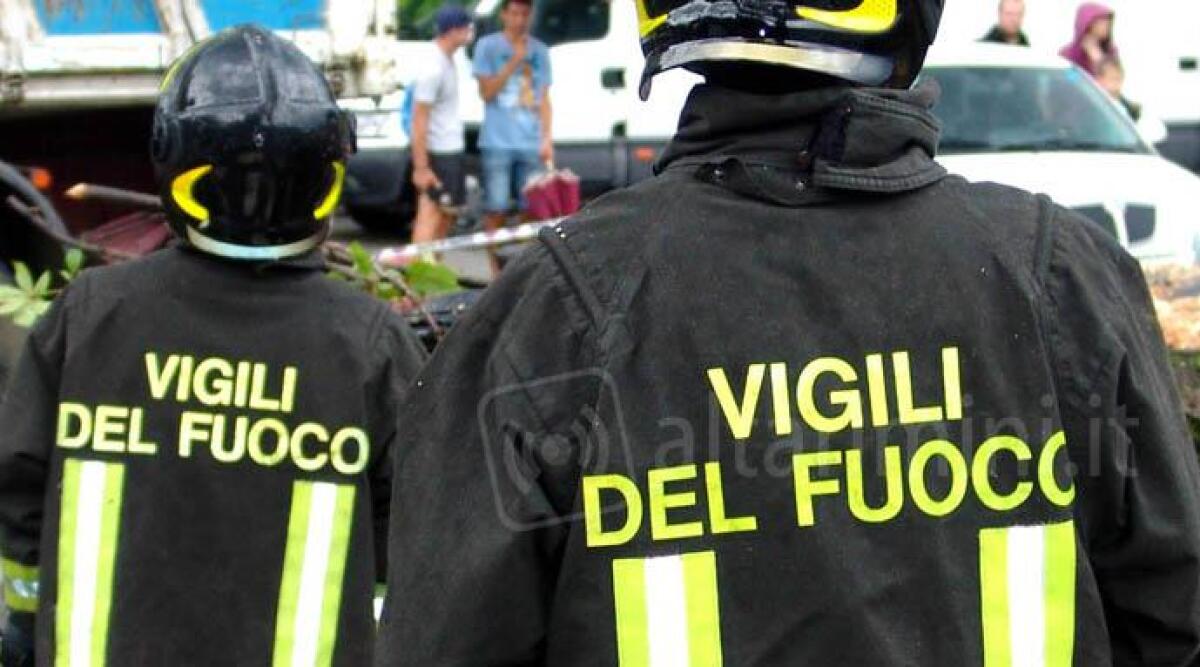 Sottopassaggio troppo basso, un altro furgoncino rimane incastrato in via Siracusa - 