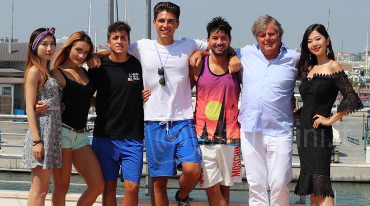 Pagati per fare vacanza a Rimini e raccontarla sui social: nel gruppo anche due ragazze cinesi -