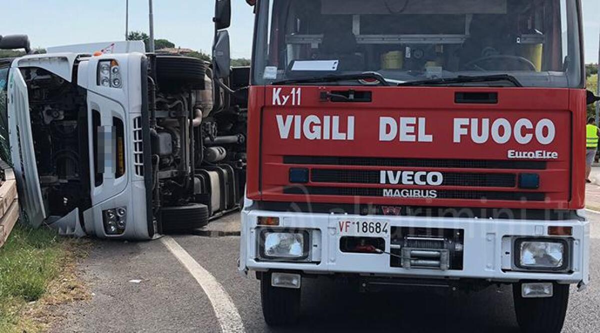 Camion ribaltato sulla Marecchiese a Villa Verucchio, autista incastrato estratto dai vigili del fuoco -