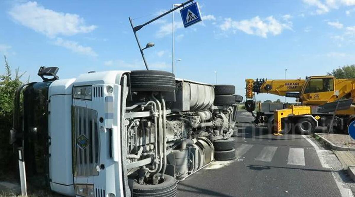 VIDEO: Rimini, camion si ribalta in rotonda sulla Marecchiese. Ferito il conducente - 