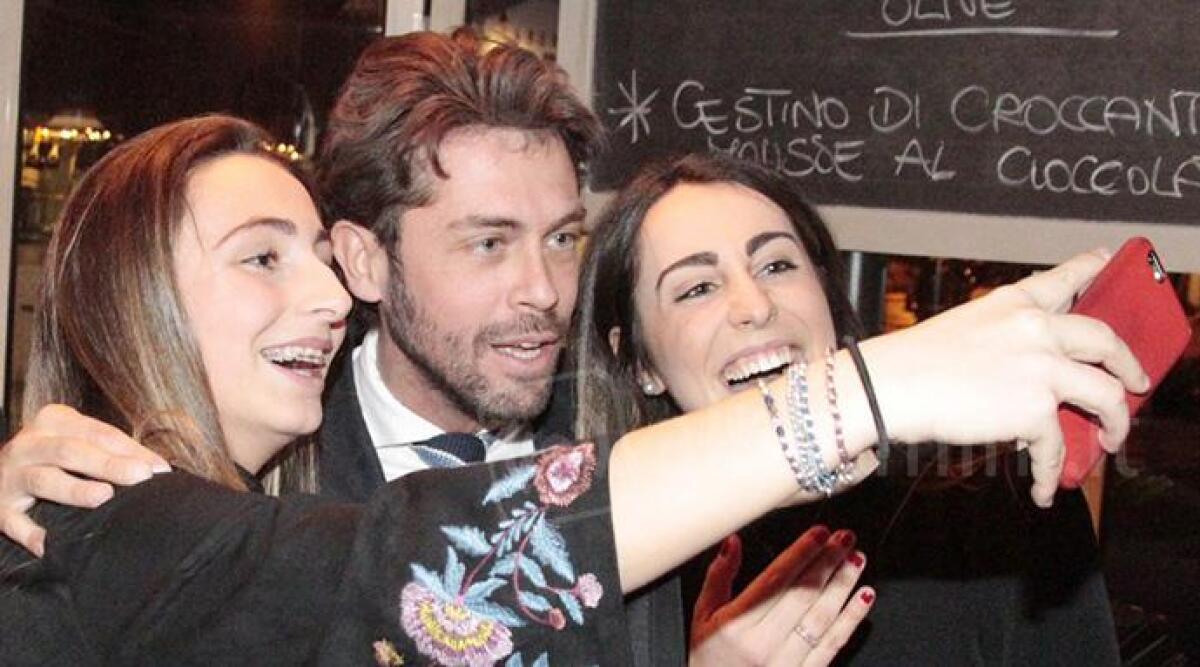 Raffaello Tonon del Grande Fratello Vip torna a Cattolica per presentare il suo libro -
