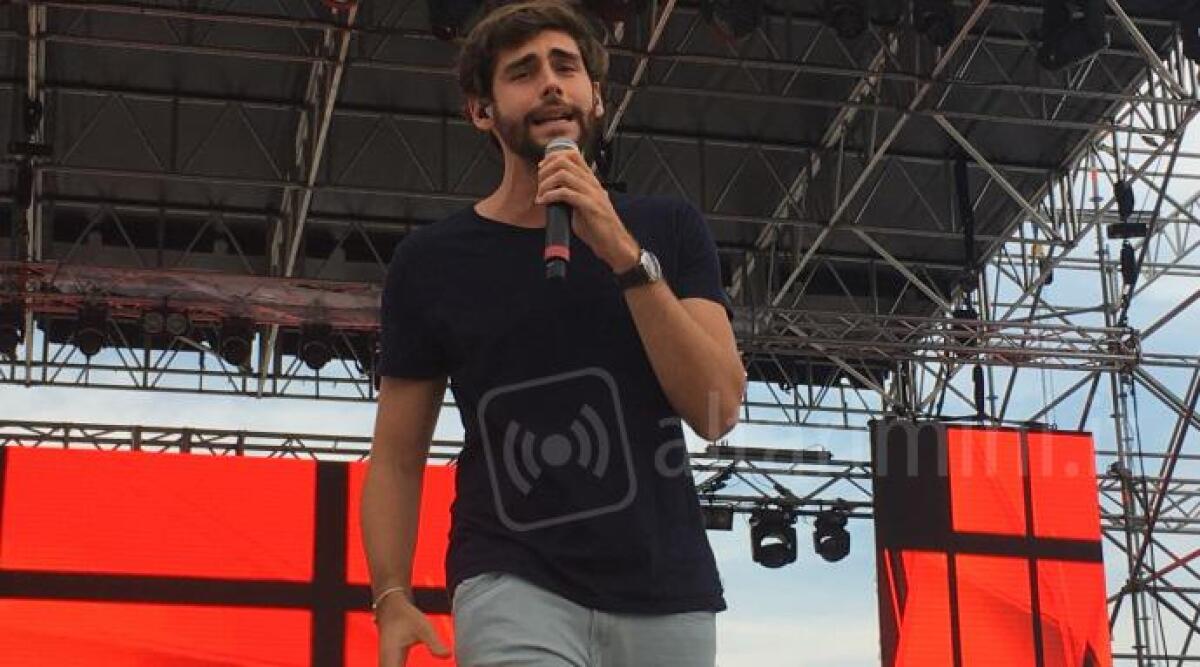 Riccione: Alvaro Soler infiamma Piazzale Roma, fan in delirio per il fenomeno de ‘La cintura’. INTERVISTA -