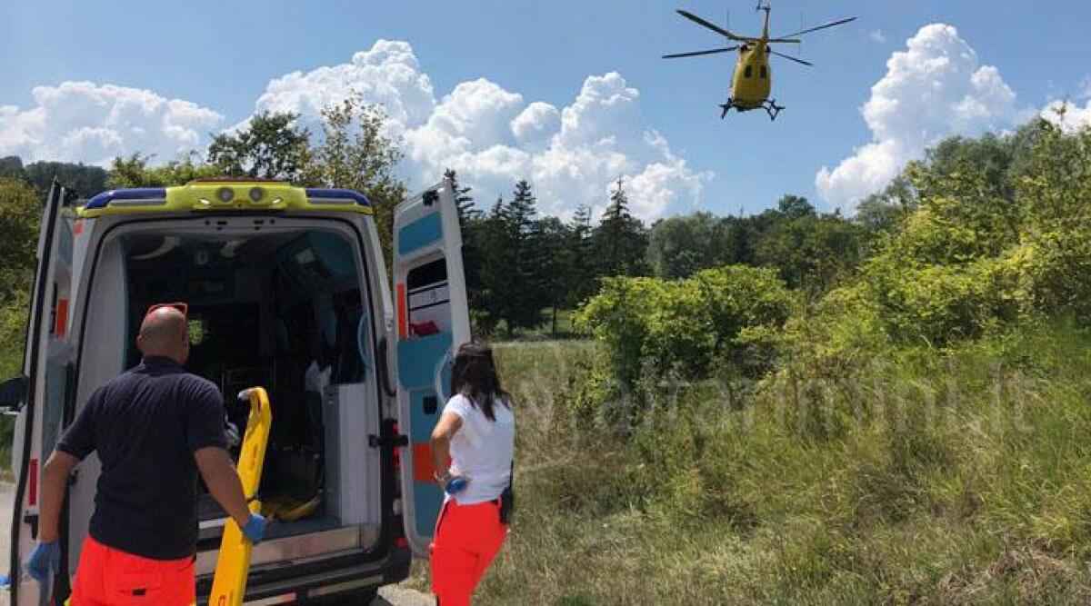 Tragedia sulla strada a Casteldelci: ciclista sbatte contro automobile, interviene l'elisoccorso - I soccorsi sul luogo del sinistro