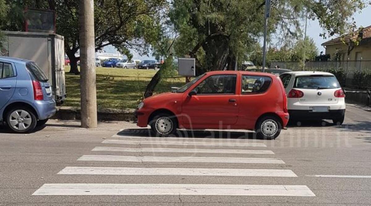 Parcheggi selvaggi sulle strisce pedonali e nei posti per motorini, la FOTO segnalazione - 