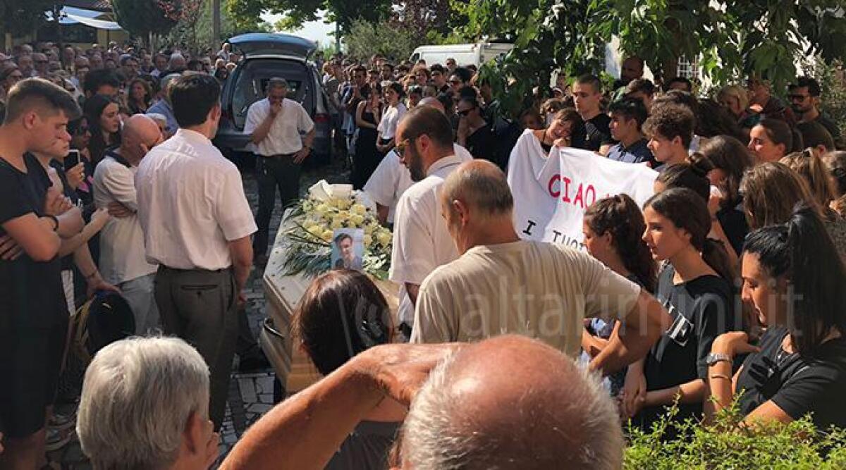 Musica Rap e lacrime ai funerali di Alex Casadei, morto a 18 anni in un incidente -