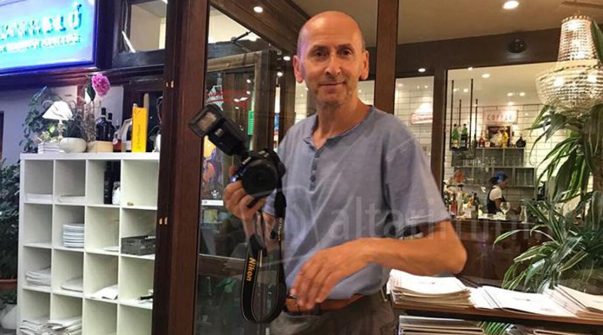 Scompaiono i fotografi itineranti, a Rimini con tenacia resiste solo Alberto: "Ho iniziato nel 1984" - 