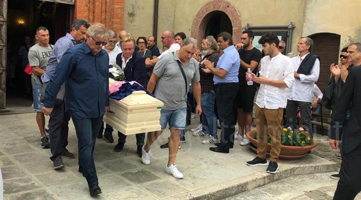 Morto nello schianto, l'addio degli amici a Massimo Vitri nel giorno del suo funerale -