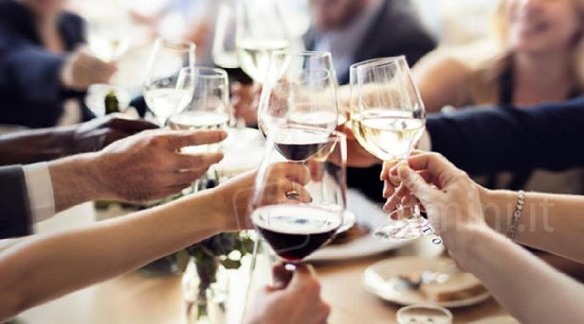 Parlano male del capo alla cena, una 'talpa' registra tutto: scattano licenziamenti e denunce - 