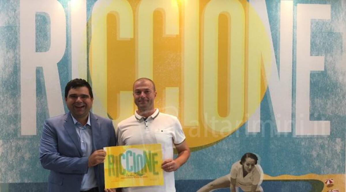 Riccione nel cuore e sulla pelle: Fabrizio, in vacanza qui da sempre, &egrave; il nuovo ambasciatore della citt&agrave; - 
