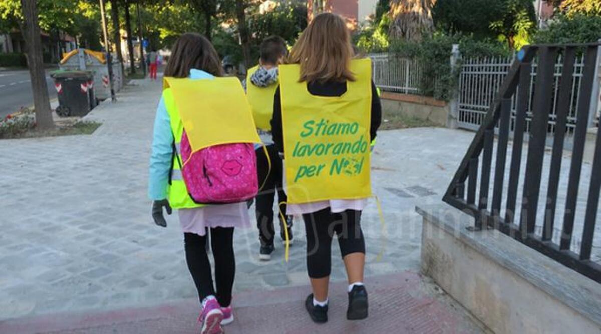 Bambini esempio di impegno civico: raccolgono cartacce e rifiuti nel percorso casa-scuola -