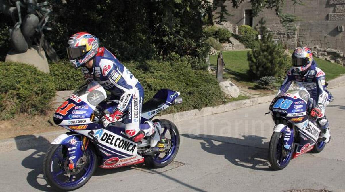 FOTO: sfilano i piloti del motomondiale in sella ai loro bolidi, spettacolo nel centro storico di San Marino - 
