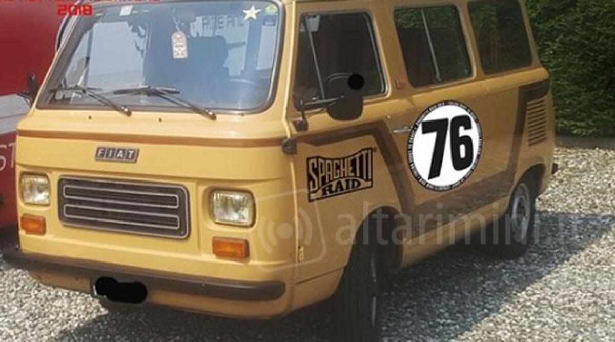 A bordo di furgoncini, Fiat 500 e 127: il divertente coast to coast da Riccione a Viareggio - 