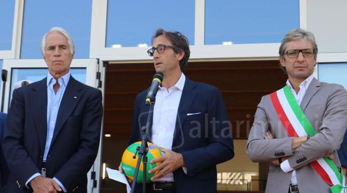 FOTO: ecco la nuova casa del volley, taglio del nastro con il presidente del Coni Giovanni Malag&ograve; - 