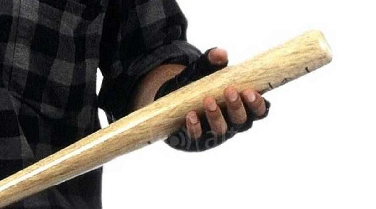 Pestato a colpi di mazza da baseball, condannato anche il complice del picchiatore. Gli diede l'arma - 