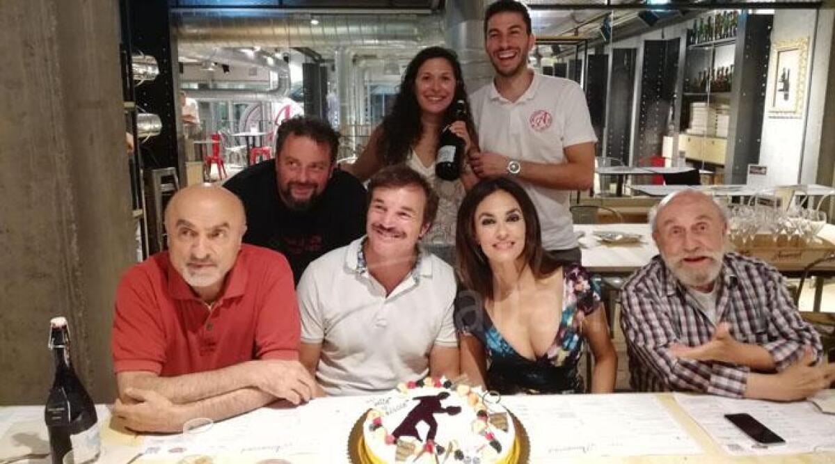 Brindisi con birra Amarcord e torta per Maria Grazia Cucinotta, Beruschi e Marescotti: il cast  del film 'Tutto liscio' - 