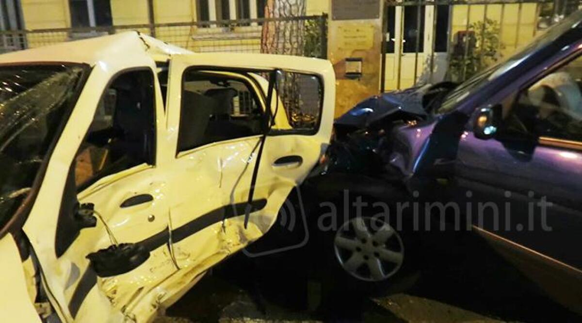 VIDEO: frontale tra due auto a Marebello, sei feriti tra cui una bambina di 8 anni - 