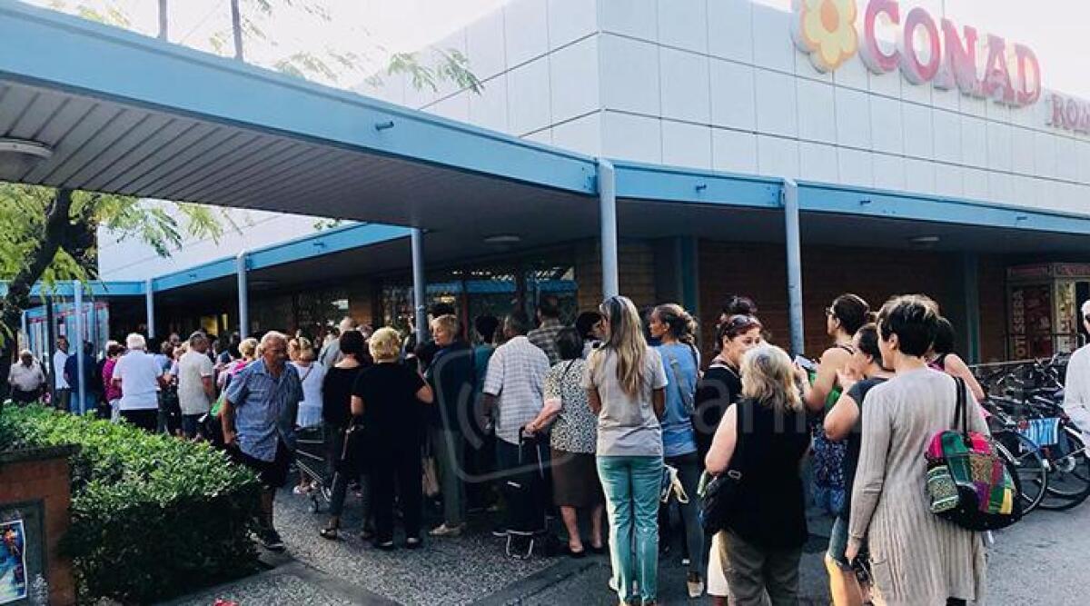 Riccione, Conad chiude per ristrutturazione e lancia maxi sconti: tutti in fila per fare la scorta - 