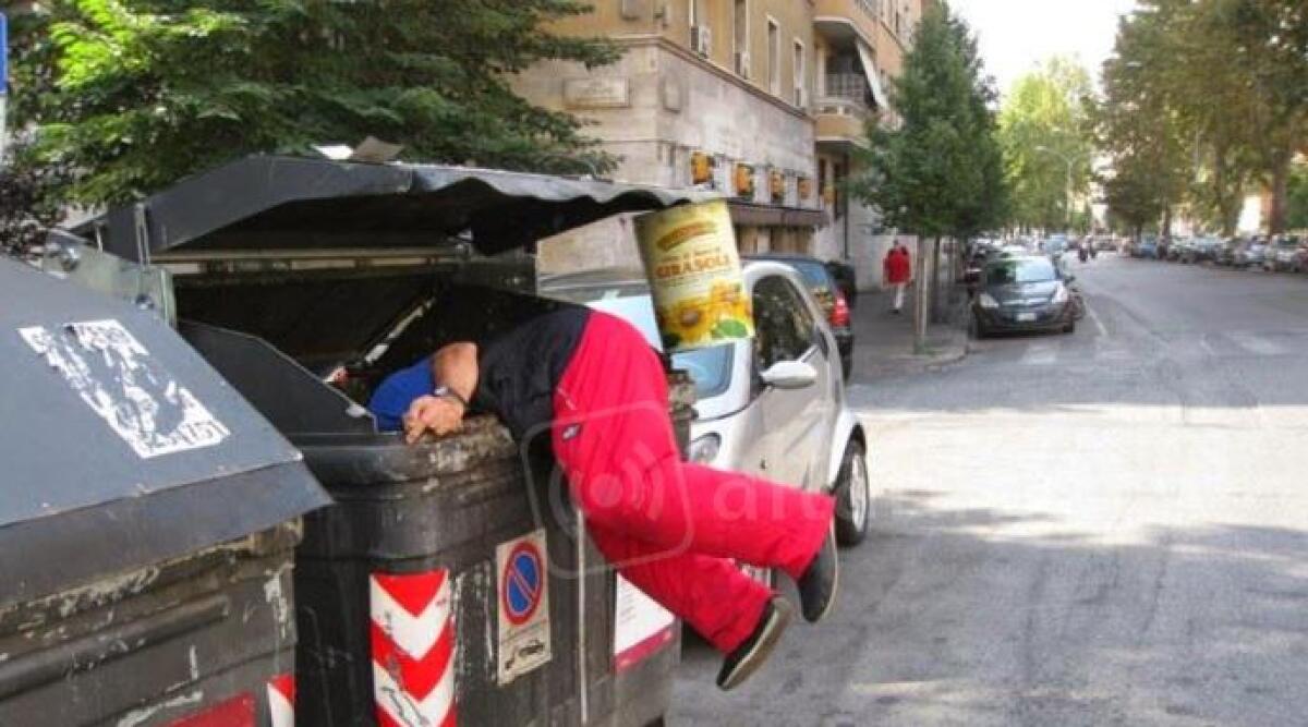 Senzatetto rovista tra rifiuti: fotografato e segnalato da cittadina, denunciato per furto a Rimini - 