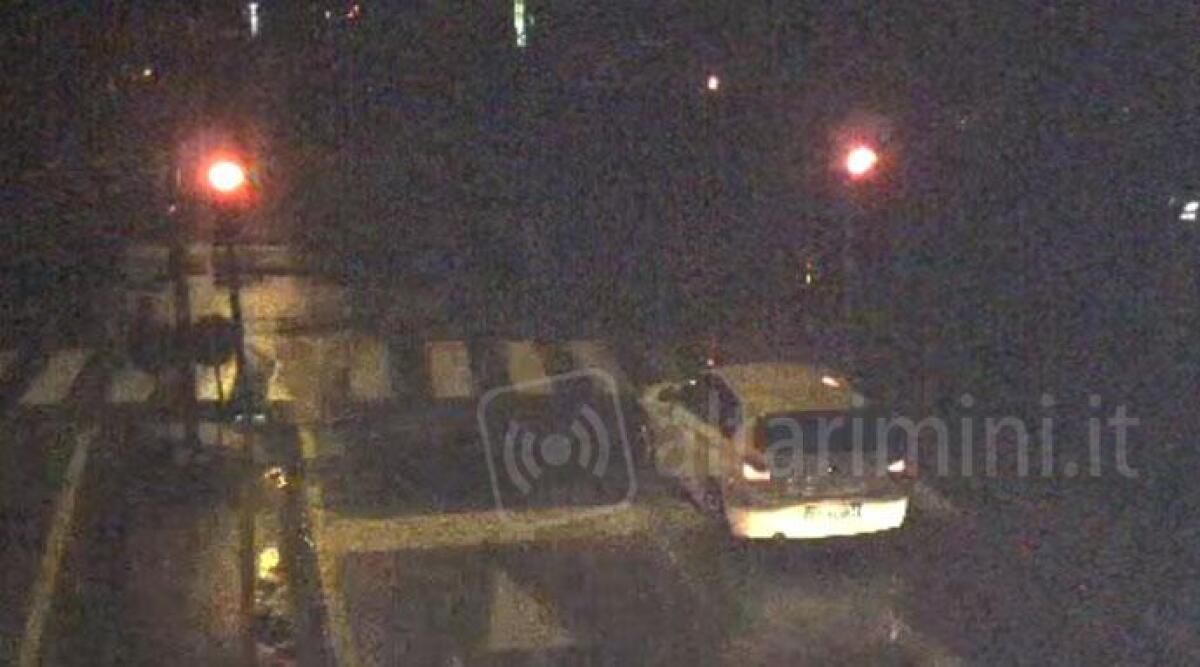 Rimini, auto non si ferma al semaforo rosso in via Caduti di Marzabotto: sfiorata la tragedia. Arriva un nuovo Vista Red - 