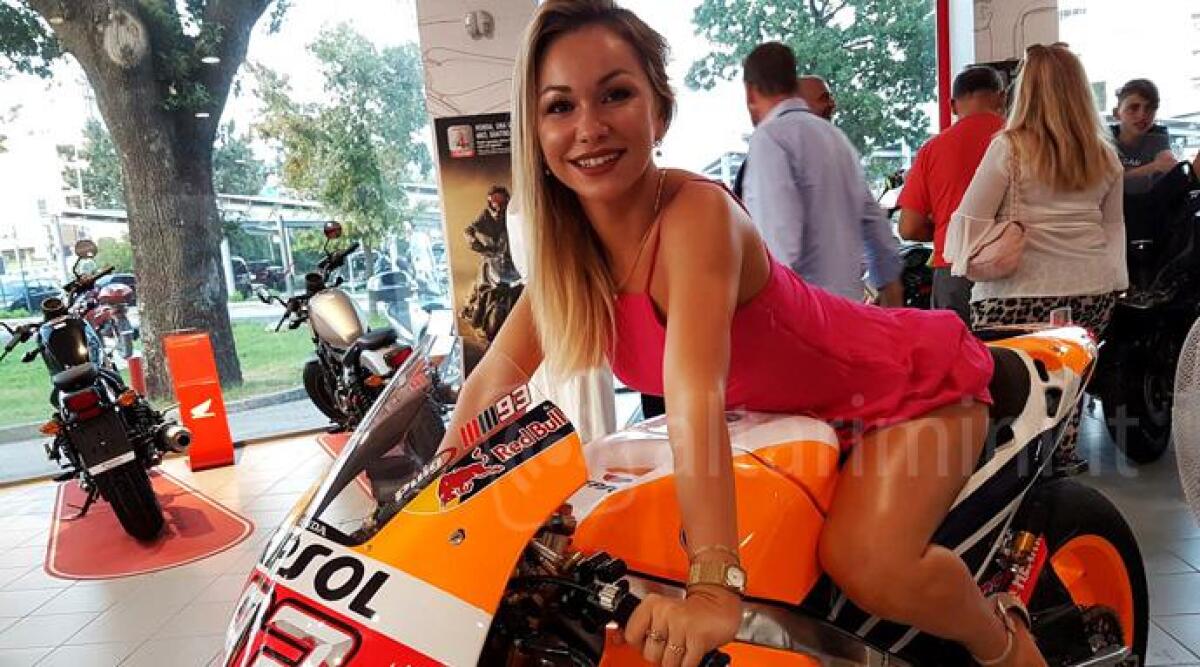 FOTO: Andrada, la splendida modella sammarinese incanta sulla moto del campione Marc Marquez -
