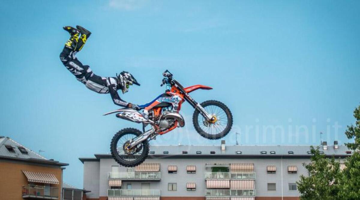 Acrobazie spettacolari in sella alle moto da cross, lo show al centro commerciale 'Le Befane' - 