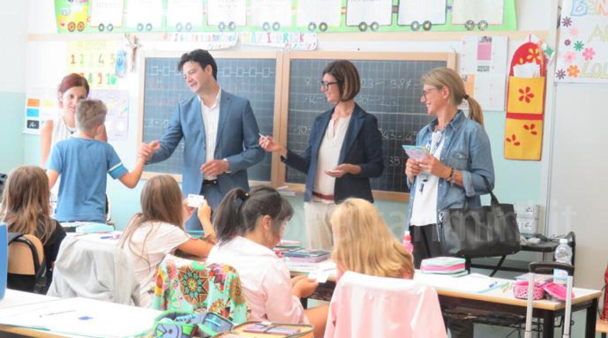 Rimini, assessori consegnano tessere per autobus gratis ai bimbi della scuola di Gaiofana - 