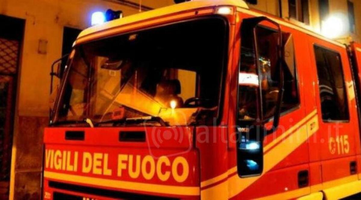A fuoco un bivacco, fiamme nella ex colonia Roma di Bellaria Igea Marina - Foto di repertorio