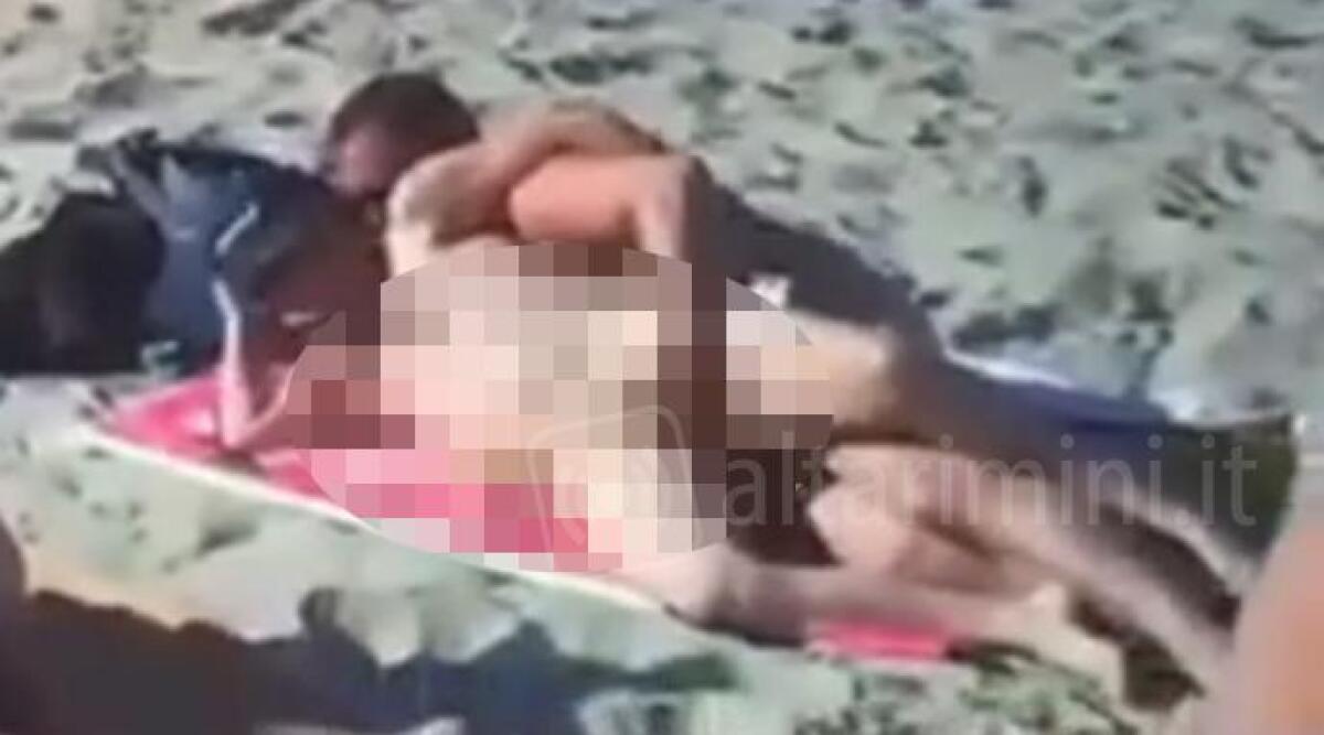 Rimini: fanno sesso in pieno giorno tra le persone, denunciati dalla Polizia - 