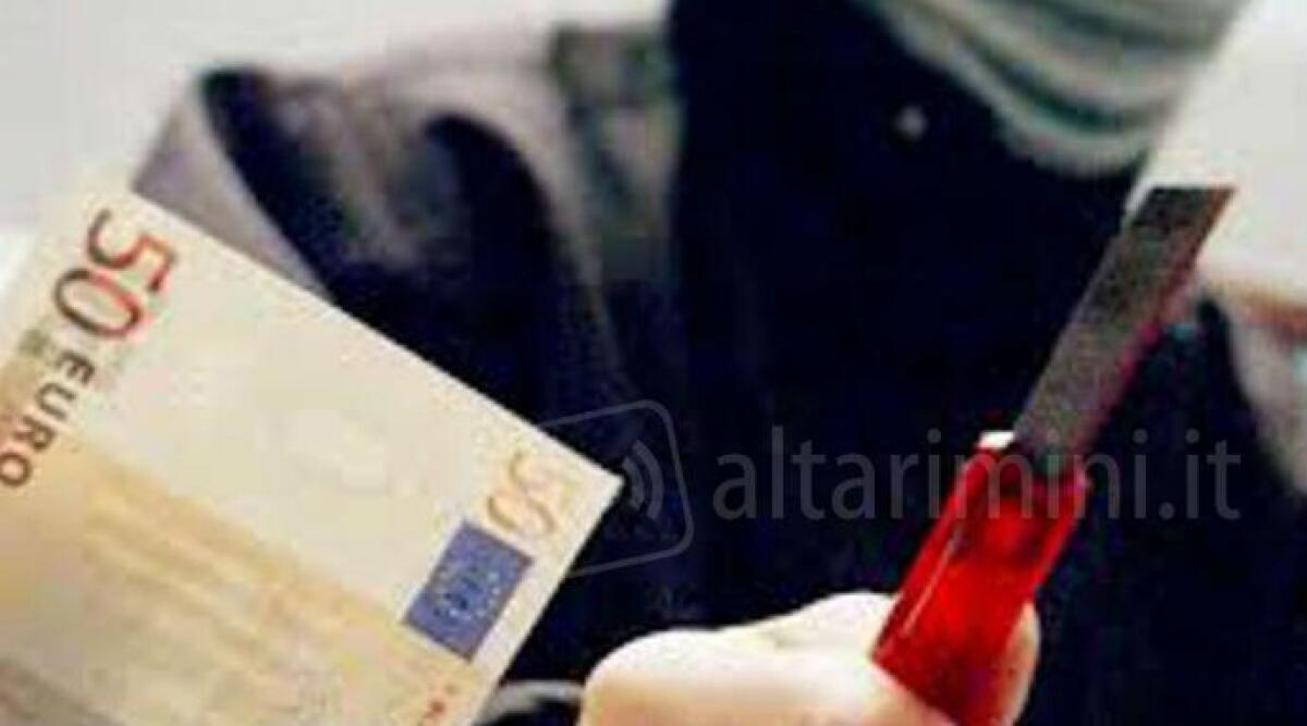 Rimini, rapina in banca col taglierino: malvivente scappa a piedi col bottino - 