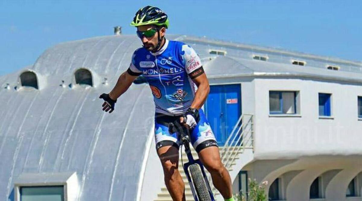 Sott'acqua con il monociclo: Monomela non si ferma mai, ecco la nuova impresa dell'atleta riminese -
