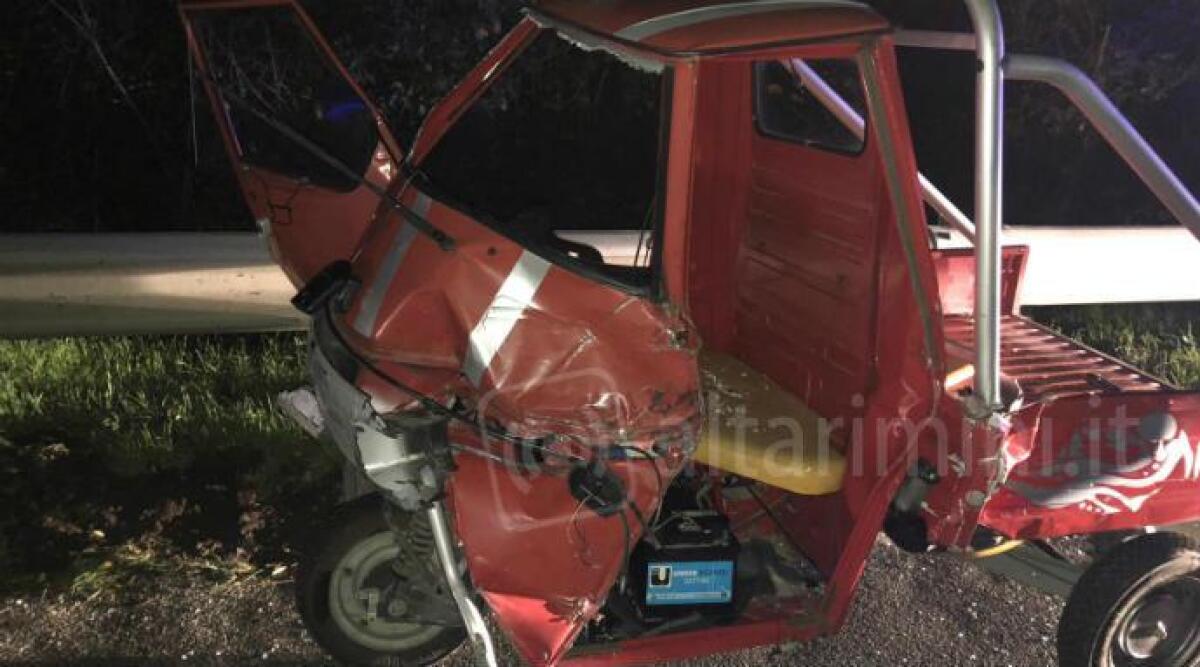 FOTO: impatto tra Ape Car e un camioncino, è il secondo della giornata. Grave un 40enne -