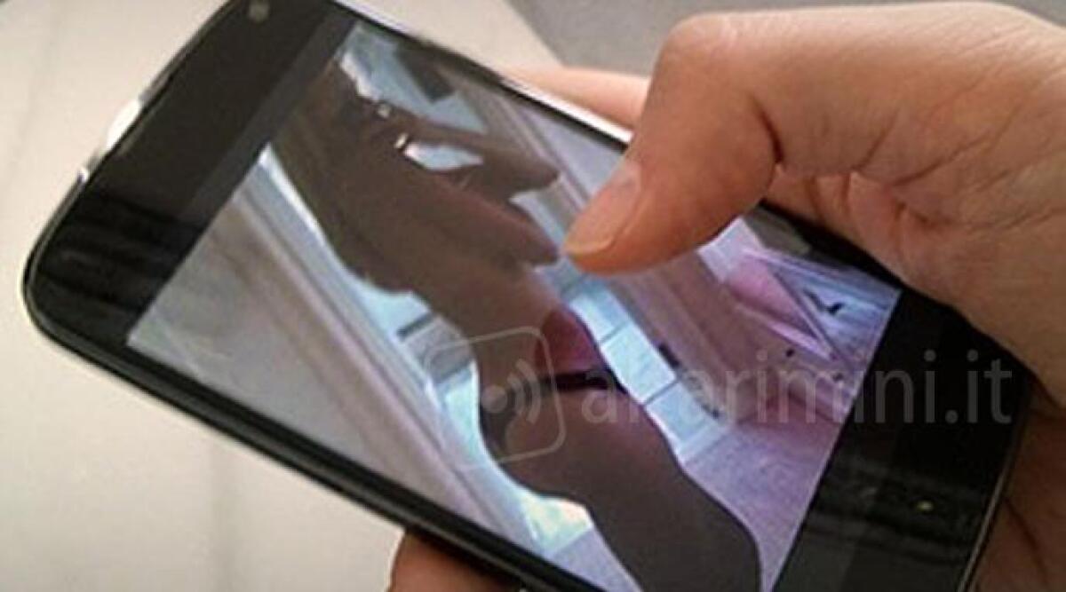 Sesso con la collega sposata, il video finisce su internet: 50enne chiede perizia sul pene - 