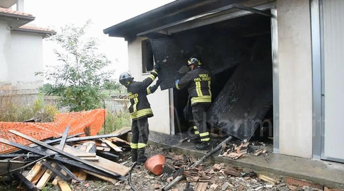 VIDEO: con flessibile taglia una bombola del gas che scoppia, investito dalle fiamme. Grave in ospedale - 