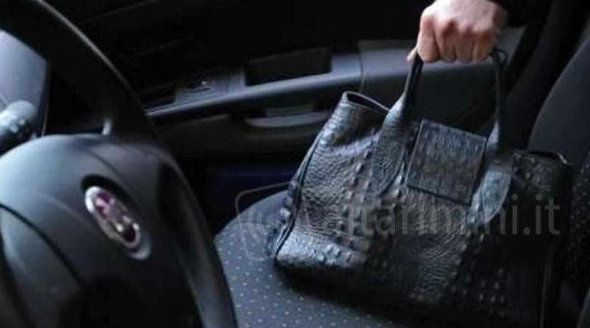 Parcheggiano l'auto al cimitero di Secchiano, al ritorno la brutta sorpresa: vetro spaccato e borsa rubata - 
