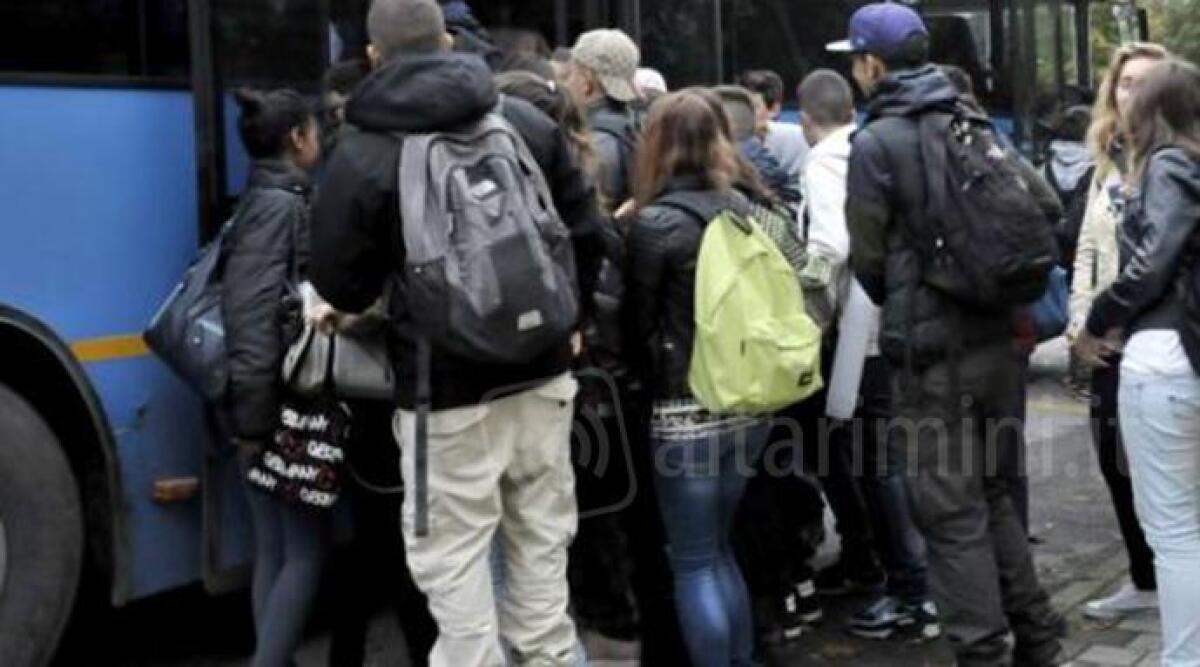 Viaggio da incubo: a scuola con bus rumorosi, vecchi e sporchi. E' scattata la raccolta firme - 