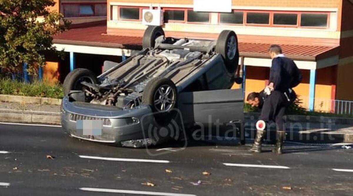Incidente a Riccione in viale Abruzzi, un'auto ribaltata e un ferito FOTO -