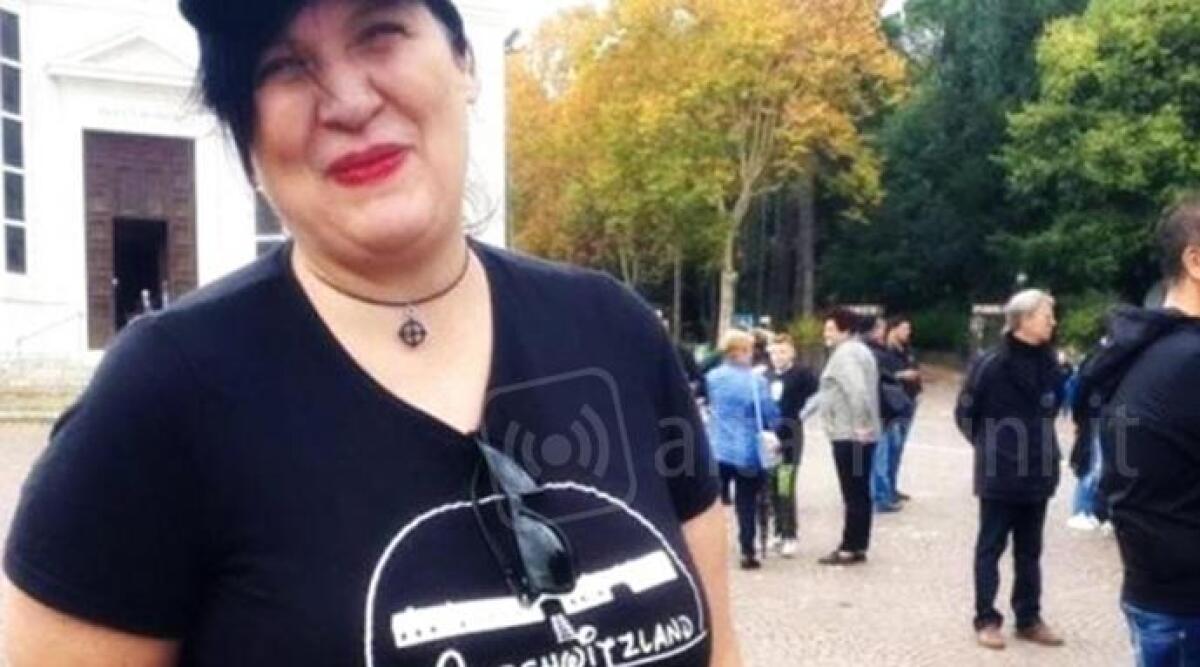 'Auschwitzland', indagata l'attivista con t-shirt choc. Il procuratore: 'Non &egrave; una leggerezza'. - 