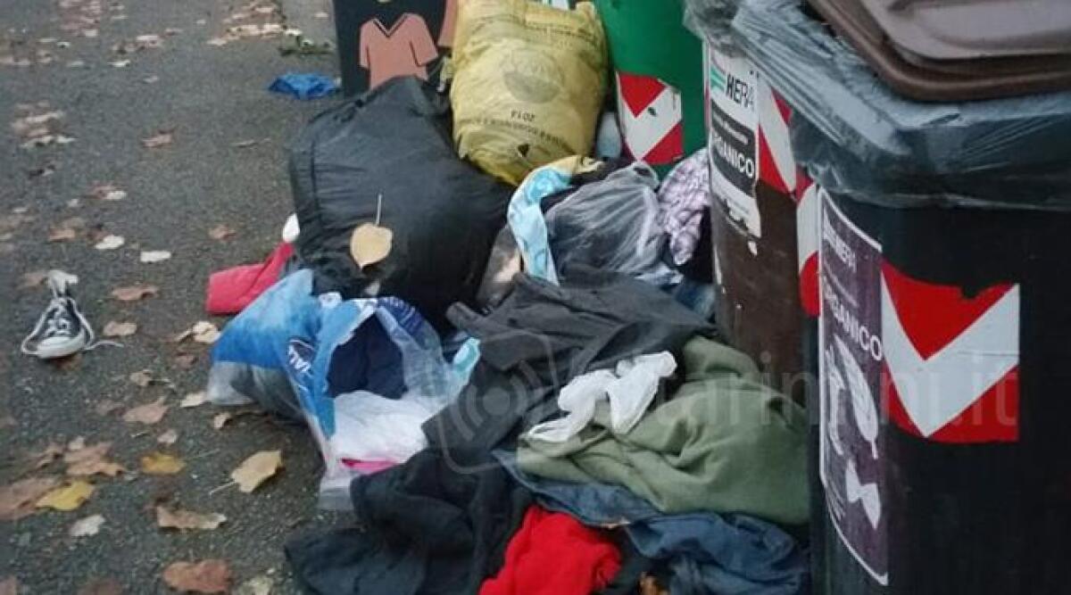 Abiti usati distesi in mezzo ai cassoneti. Segnalazione a Villa Verucchio -