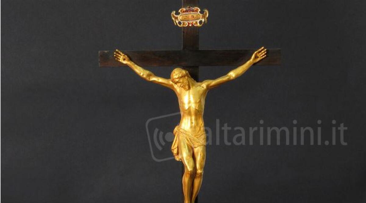 La storia del "Cristo d'oro" di Benvenuto Cellini sepolto nel cortile della Biblioteca di Rimini - 
