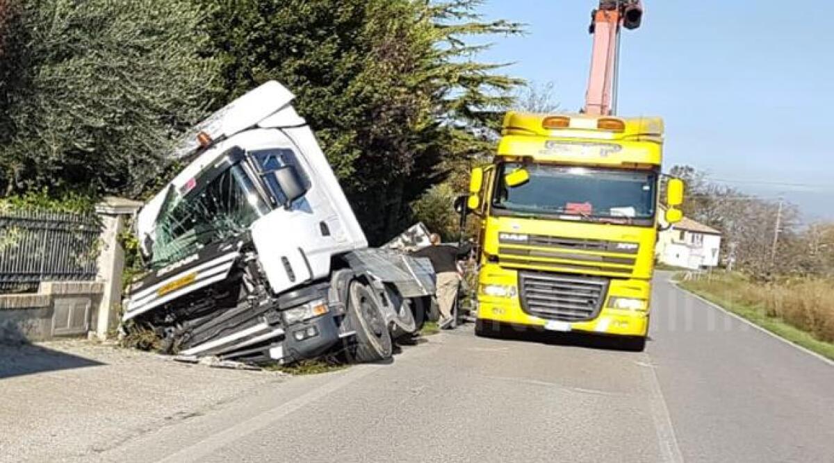 Perde controllo del camion carico di lamiere e finisce contro il muro di recinzione di un'abitazione - 