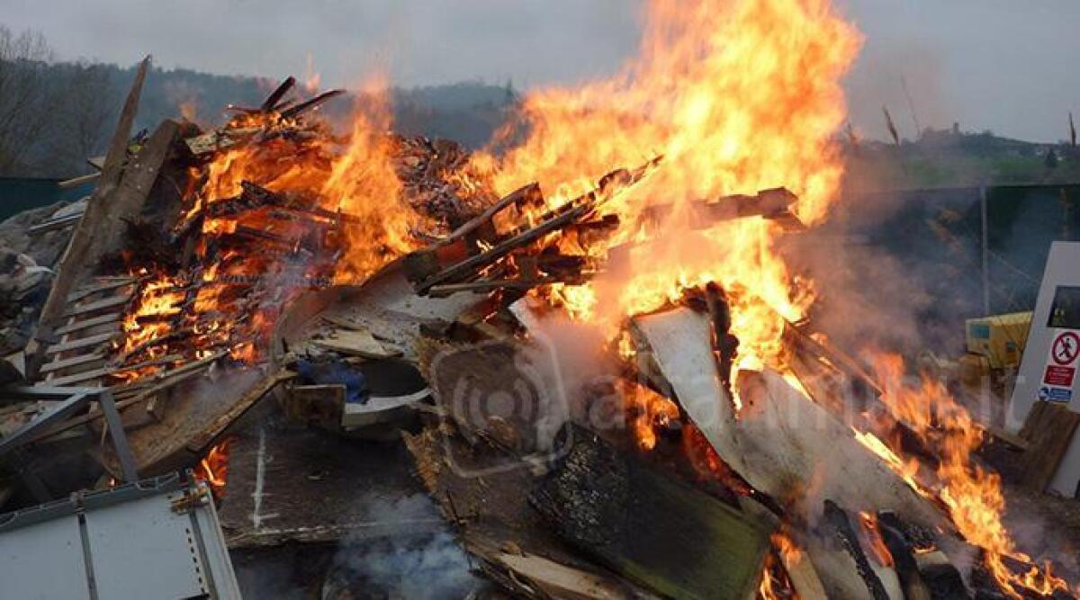 Brucia rifiuti tossici di cantiere illegalmente, denunciato responsabile di una ditta edile - 