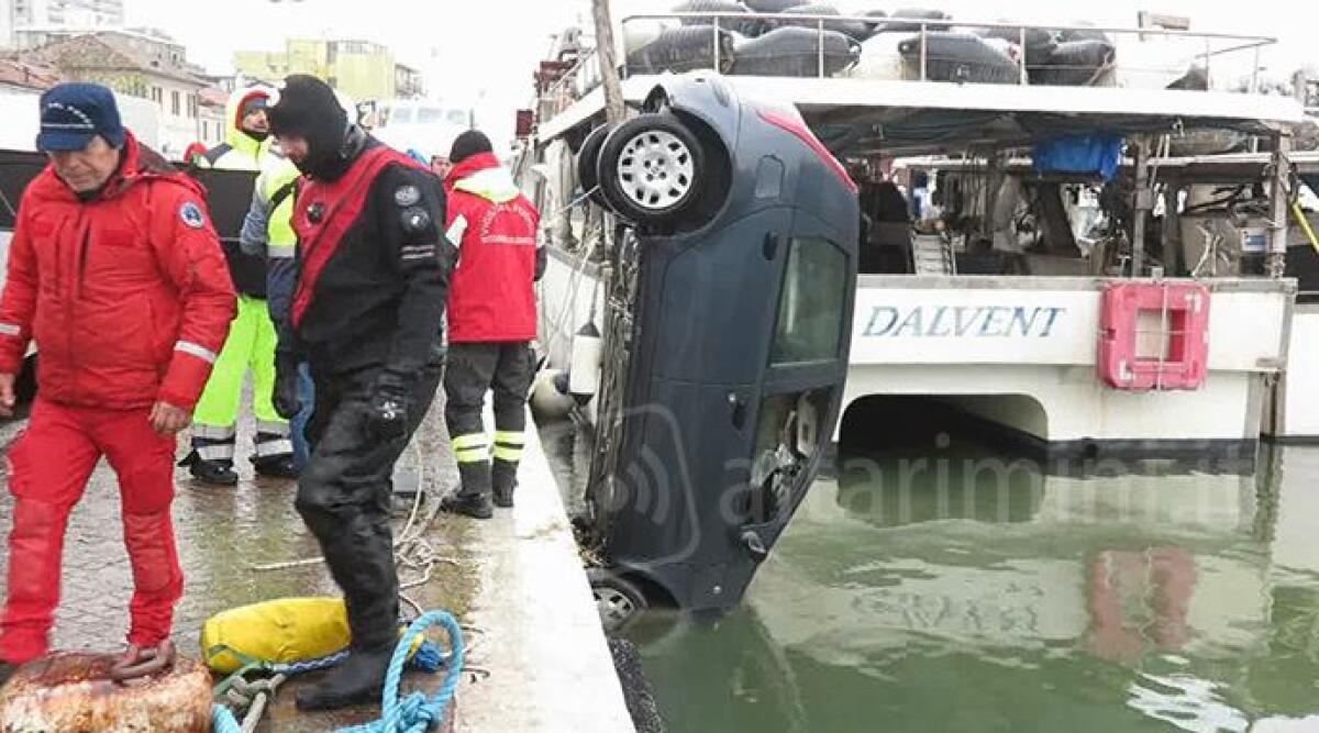 VIDEO: auto ripescata dalle acque del porto, all'interno cadavere di donna scomparsa. Tragedia a Rimini - 